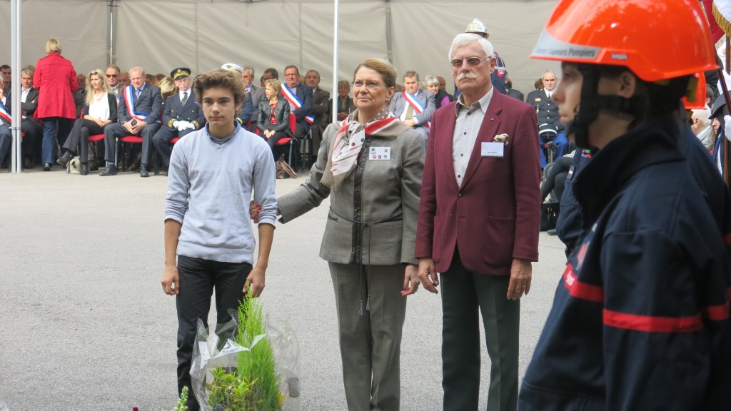Cérémonie du Camp de Aincourt en octobre 2015, Pierrette Catusse et René Boudiou déposent une gerbe au nom  de l'ADVR . Dans ce camp, de nombreux résistants ont été internés avant d'être déportés en Allemagne.